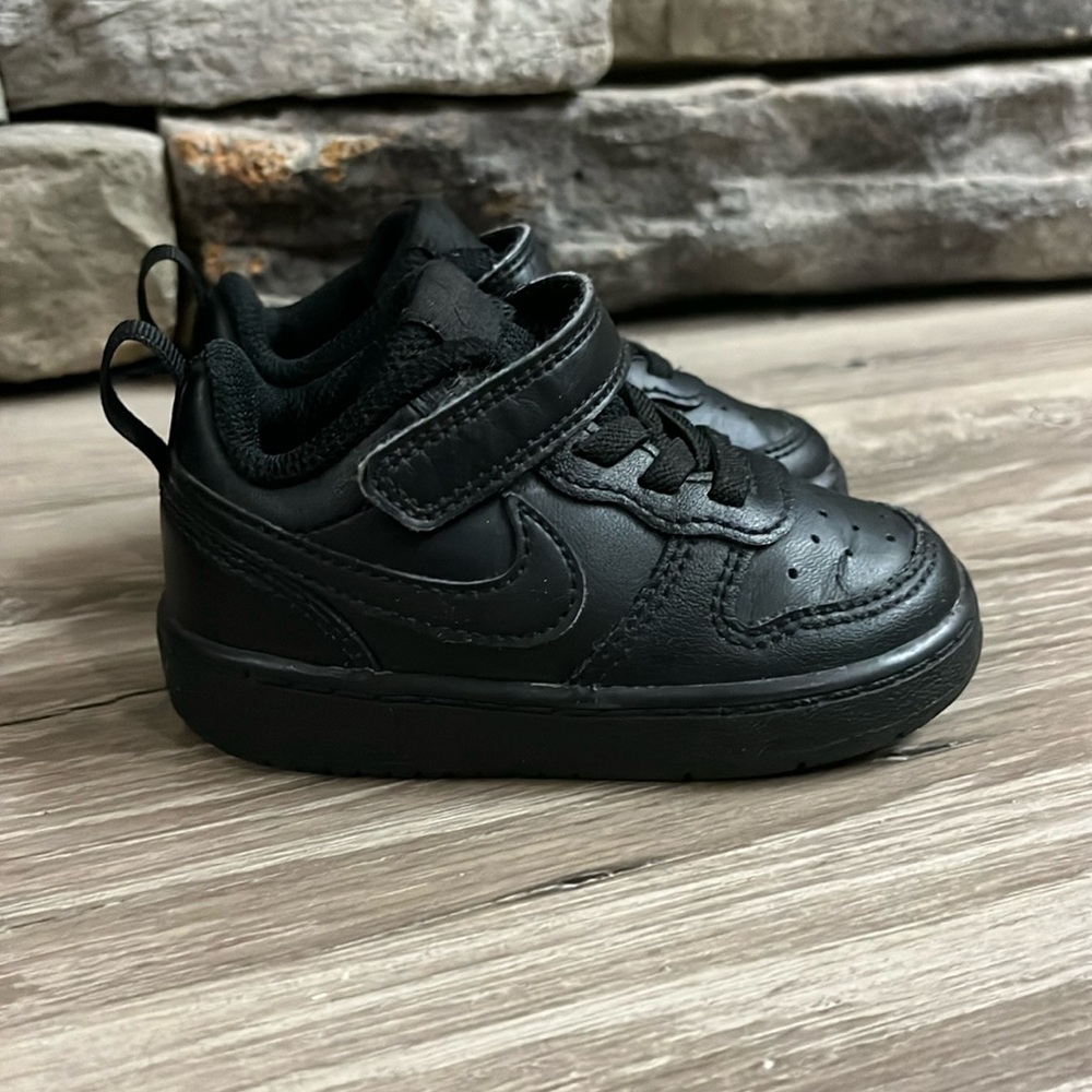 Nike sneakers/5C
